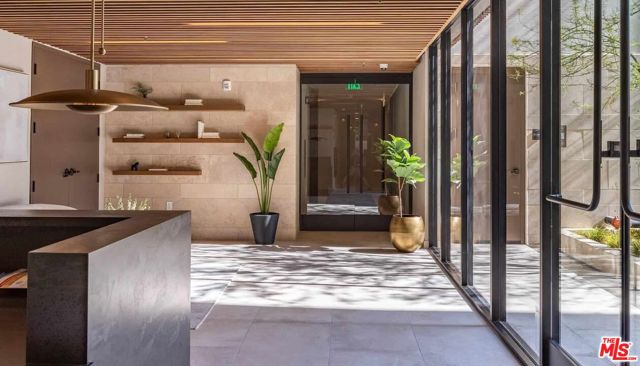 724 N Croft Avenue, Los Angeles CA: https://media.crmls.org/mediaz/08c2fc30-4a4d-4901-987a-59ab97b1fff0.jpg