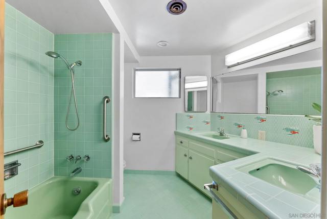 4936 Alzeda Drive, La Mesa CA: https://media.crmls.org/mediaz/08c36620-e837-4417-a6a9-e20507c7c514.jpg