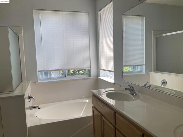 10448 almanor circle, Stockton CA: https://media.crmls.org/mediaz/08c3d1a2-cca4-4d0c-a92d-21376be6c95d.jpg