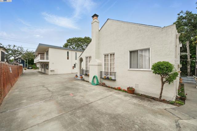 1556 Lincoln Ave, Alameda CA: https://media.crmls.org/mediaz/08c50f14-11f8-422f-8b73-9c8577a6d9d8.jpg