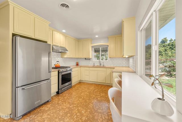 Detail Gallery Image 10 of 48 For 33 Monterey Dr, Oak View,  CA 93022 - 3 Beds | 2 Baths