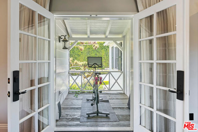 10428 Wyton Drive, Los Angeles CA: https://media.crmls.org/mediaz/08c6d16e-64fa-4120-b8ca-d99bd219e692.jpg