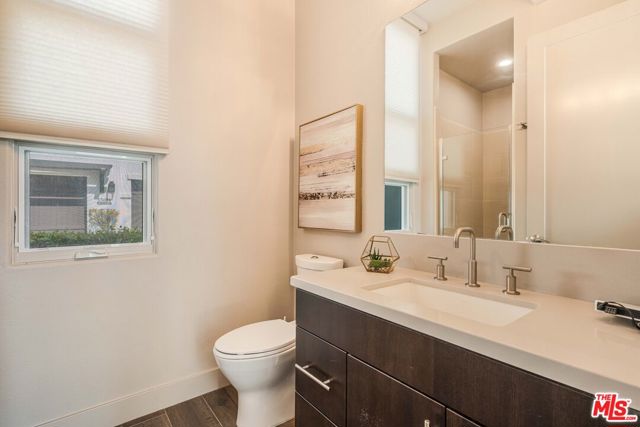 13042 W North Icon Circle, Playa Vista CA: https://media.crmls.org/mediaz/08c71ff1-cc15-47f2-ac10-f930e01b584e.jpg