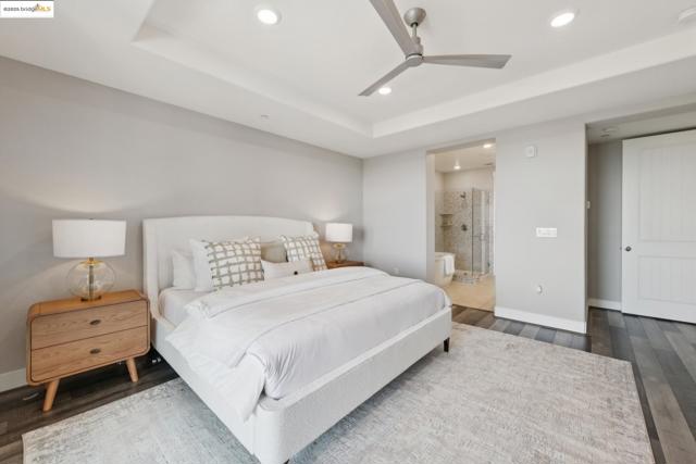 6757 Skyview Dr, Oakland CA: https://media.crmls.org/mediaz/08c7e644-3d6a-4d9a-ad47-4e9582dc7eff.jpg