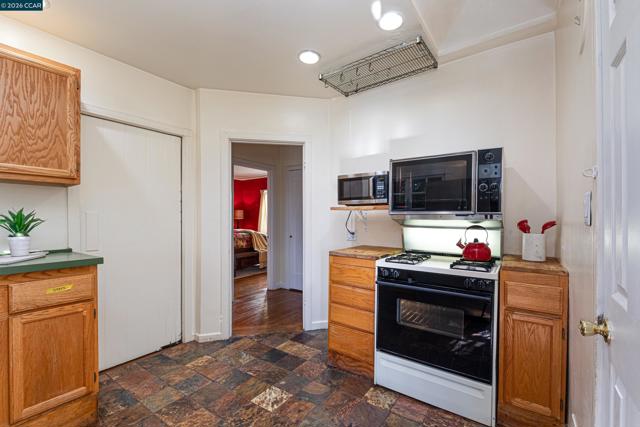 2600 55Th Ave, Oakland CA: https://media.crmls.org/mediaz/08ca030e-4634-4acf-b4d1-3a01783478a1.jpg