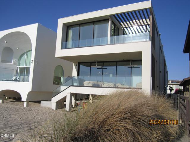 1215 Capri Way, Oxnard CA: https://media.crmls.org/mediaz/08ca1ceb-e2f5-4a77-8070-52f6e60cfac2.jpg