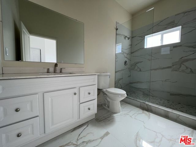 8640 1/2 Baring Cross Street, Los Angeles CA: https://media.crmls.org/mediaz/08cb9afb-8278-40dc-9b7e-2d8e6d9d4de2.jpg