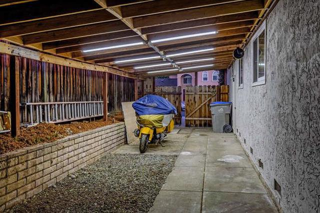 3197 Knightswood Way, San Jose CA: https://media.crmls.org/mediaz/08cbdd2d-819f-45d3-a84a-7a23284423bc.jpg