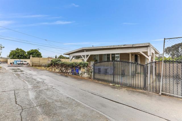 Detail Gallery Image 4 of 27 For 737 41 44th St, San Diego,  CA 92102 - 4 Beds | 2 Baths