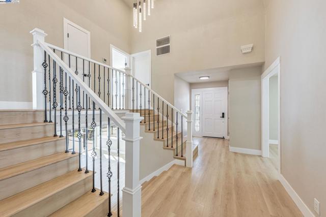 10745 Ridgeview Way, San Jose CA: https://media.crmls.org/mediaz/08ceb180-8d16-496f-a692-a250ad0a592b.jpg