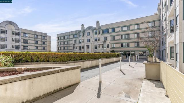 988 Franklin St, Oakland CA: https://media.crmls.org/mediaz/08cf5db8-4ec4-409f-9bc5-aca2cdb68919.jpg