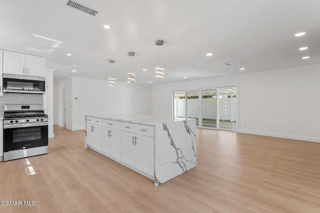 9800 Geyser Avenue, Northridge CA: https://media.crmls.org/mediaz/08cf8e34-2485-4ba8-8e3e-7745d224a01f.jpg