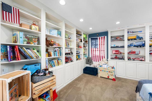 3733 La Cresta Dr, San Diego CA: https://media.crmls.org/mediaz/08cfea2b-0d11-49de-a655-24c717438df2.jpg