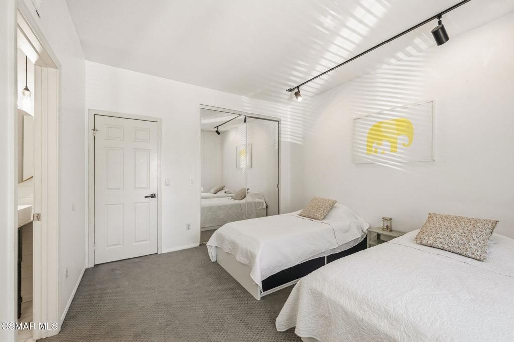 https://media.crmls.org/mediaz/08d06021-ae52-49cc-a859-e6da41a773ac.jpg?preset=X-Large