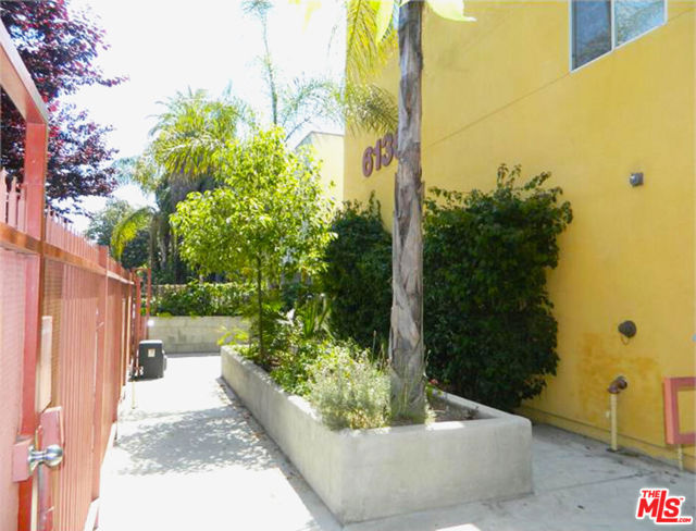 6136 Eleanor Avenue, Los Angeles CA: https://media.crmls.org/mediaz/08d13434-8480-4084-9a85-0c0c3c475762.jpg
