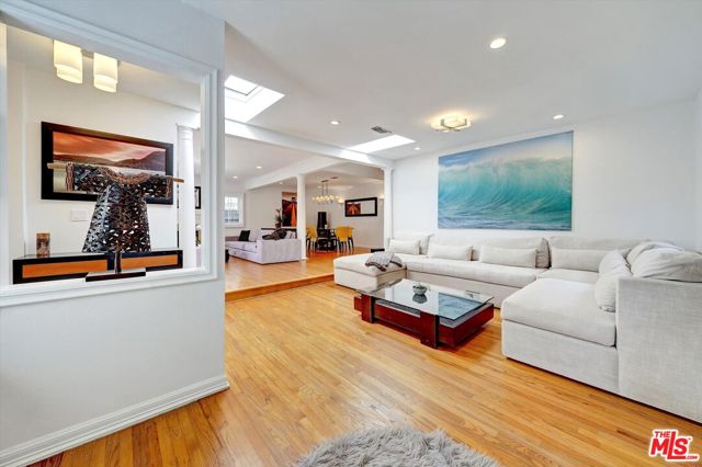 660 S Gretna Green Way, Los Angeles CA: https://media.crmls.org/mediaz/08d17ec5-6d8b-4234-8e4a-181bfb433a41.jpg