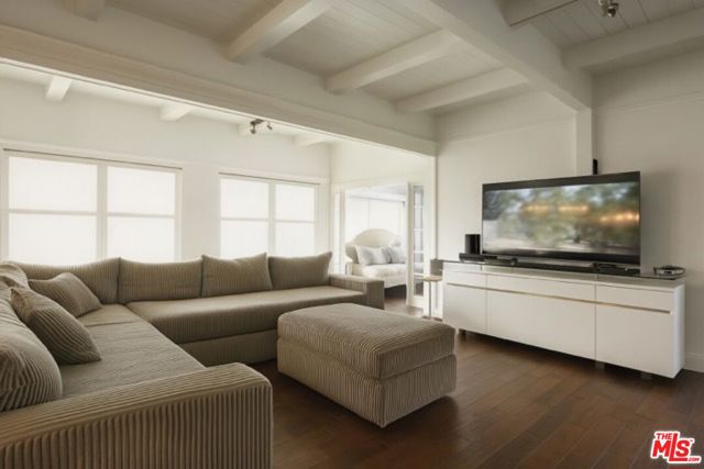 10 30th Avenue, Venice CA: https://media.crmls.org/mediaz/08d1e006-5879-400d-a5e5-2f256633d927.jpg