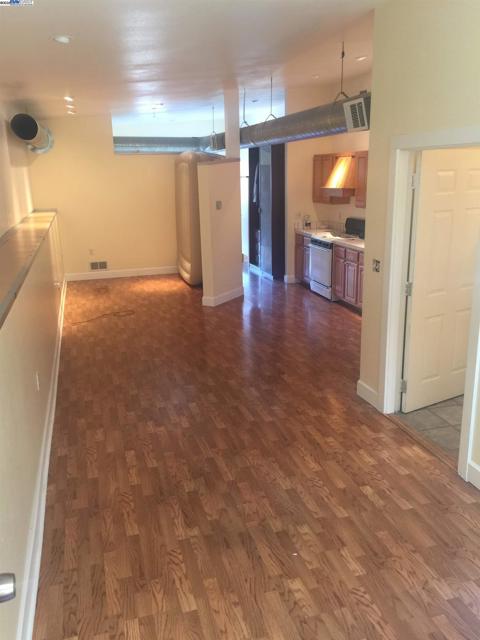 2622 Kingsland Ave, Oakland CA: https://media.crmls.org/mediaz/08d4d23c-8abf-48d2-8350-b5c4fa254298.jpg