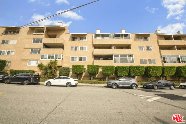 1010 Hammond Street, West Hollywood CA: https://media.crmls.org/mediaz/08d533cd-dc91-417b-81cf-142edc7632b9.jpg