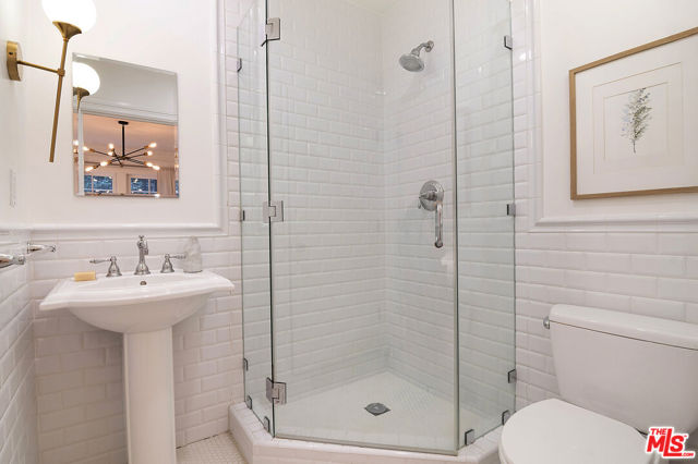 338 S Highland Avenue, Los Angeles CA: https://media.crmls.org/mediaz/08d5581c-af80-4a78-a156-5a63ad164ced.jpg