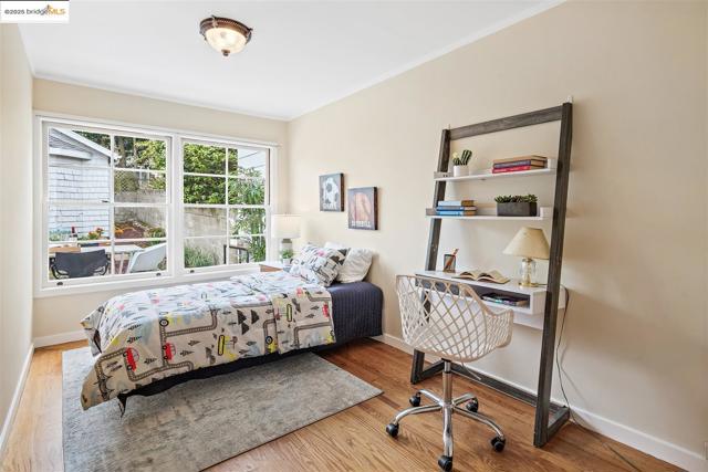 262 Byxbee St, San Francisco CA: https://media.crmls.org/mediaz/08d69fdf-9e18-4aab-93f6-3e38a2b624e6.jpg
