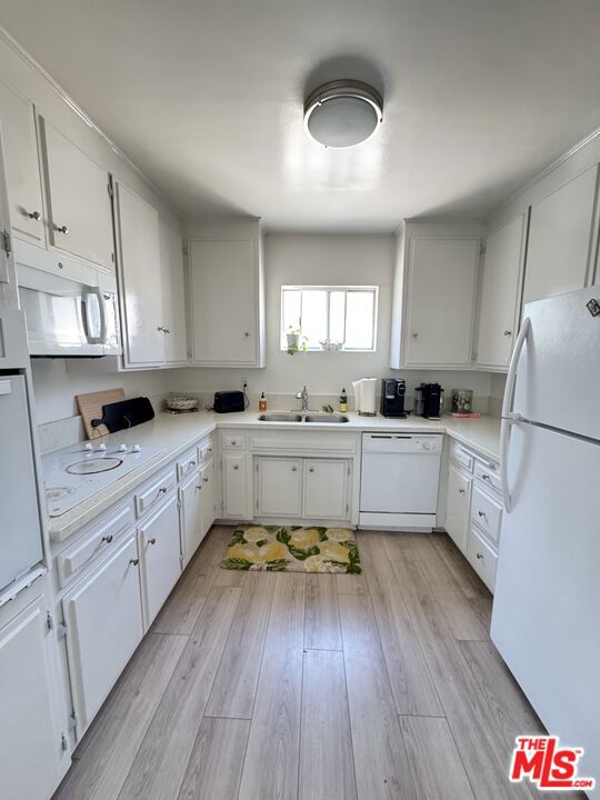 2803 Arizona Avenue, Santa Monica CA: https://media.crmls.org/mediaz/08d7db84-27b7-4da3-bcee-9f2f651b56e3.jpg