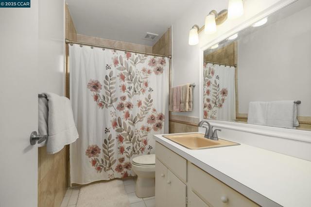 651 Moraga Rd, Moraga CA: https://media.crmls.org/mediaz/08d8ceec-b374-4373-91f2-77fd14f0c8c3.jpg
