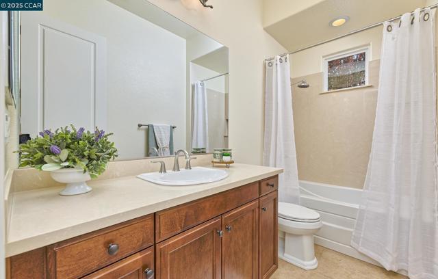 1681 Gamay Ln, Brentwood CA: https://media.crmls.org/mediaz/08d8eea5-51b5-43d4-9770-a92954bdef5d.jpg