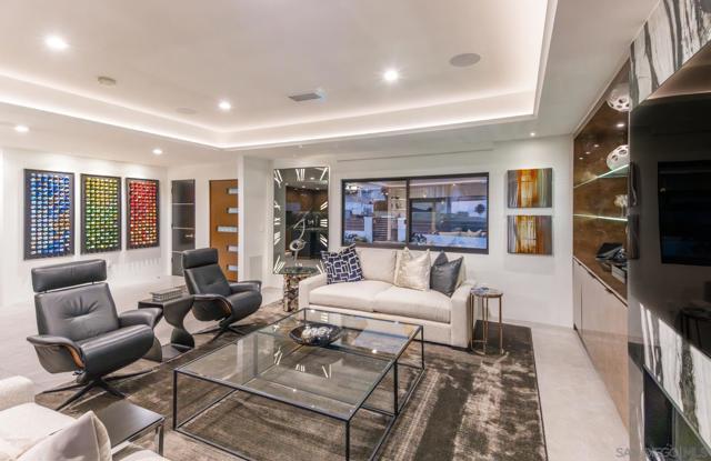 5560 Moonlight Lane, La Jolla CA: https://media.crmls.org/mediaz/08d9456d-4f29-41fd-87df-86c8b0bba444.jpg