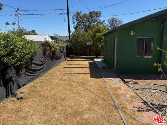 6330 S Harcourt Avenue, Los Angeles CA: https://media.crmls.org/mediaz/08d96654-88ca-48dc-8d9a-e79038296e3e.jpg