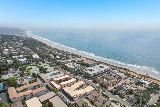519 Stratford Ct, Del Mar CA: https://media.crmls.org/mediaz/08d9a3f9-53f2-4680-9015-2e5993779aa5.jpg