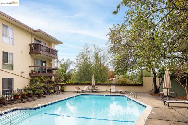 555 Jean St, Oakland CA: https://media.crmls.org/mediaz/08d9f223-192e-474f-bb33-1f588d9a758c.jpg