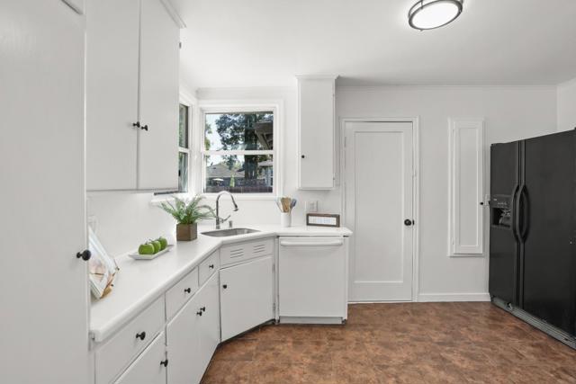 1016 E Santa Inez Avenue, San Mateo CA: https://media.crmls.org/mediaz/08db89bb-4570-4495-b651-888947e1e98d.jpg