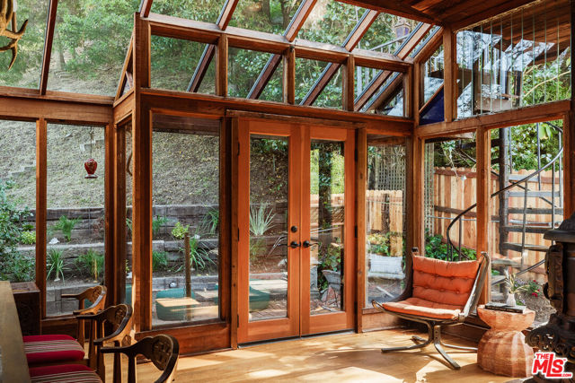 10412 Hebron Lane, Los Angeles CA: https://media.crmls.org/mediaz/08dd098d-c819-4951-81de-3c09319e8617.jpg
