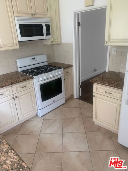 312 S Reeves Drive, Beverly Hills CA: https://media.crmls.org/mediaz/08dd644b-73a0-4e31-aab0-8cb1d5173e14.jpg