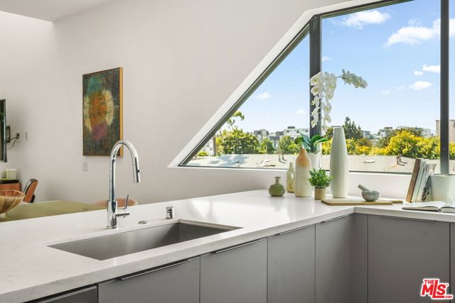 3724 1/2 Vinton Avenue, Los Angeles CA: https://media.crmls.org/mediaz/08dd785b-2b6c-4b88-923d-82234023bc53.jpg