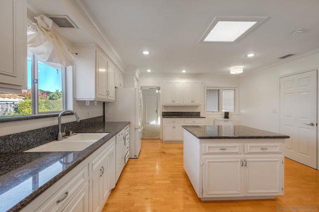 Image 35 of 52 For 17784 Via Graacia