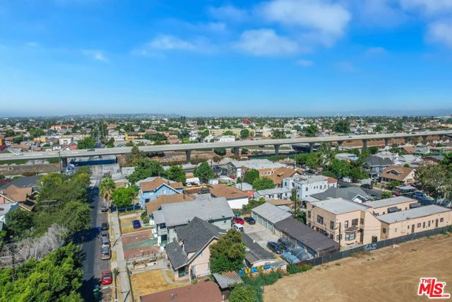 317 W 51st Street, Los Angeles CA: https://media.crmls.org/mediaz/08def7ff-ef52-4c7b-9220-595cb57eb74c.jpg