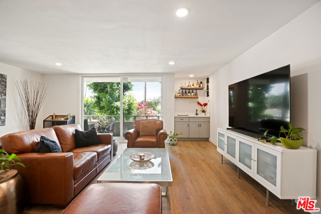 5215 Balboa Boulevard, Encino CA: https://media.crmls.org/mediaz/08dff207-caa0-40b5-8f7c-edbaa31f8a65.jpg
