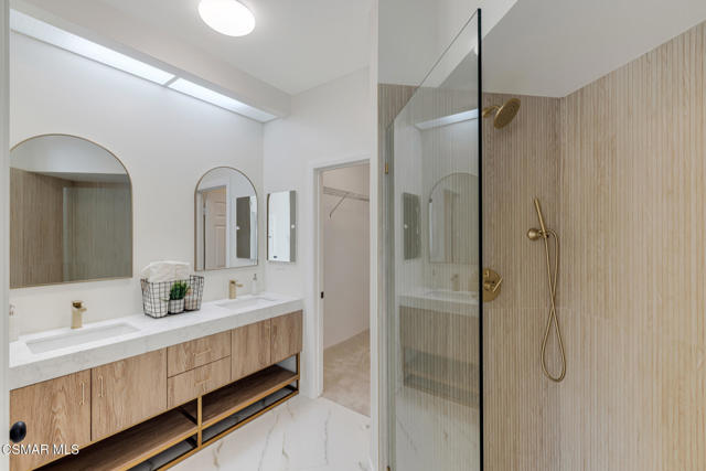 4153 Brookcrest Court, Moorpark CA: https://media.crmls.org/mediaz/08e1ced2-6c5b-43af-b7b7-eeb1da9e3851.jpg