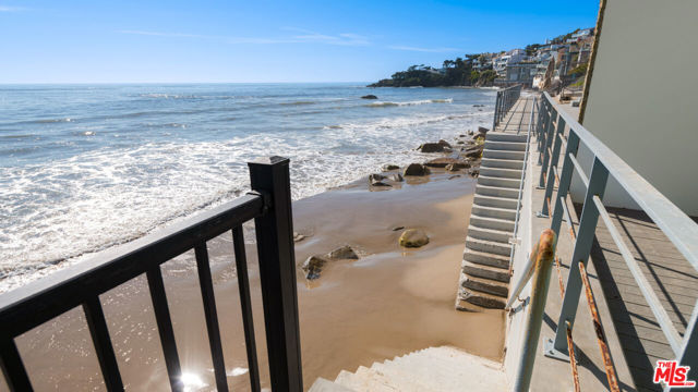31388 Broad Beach Road, Malibu CA: https://media.crmls.org/mediaz/08e1feb3-e9fc-4438-9f84-dfa303ab35e2.jpg