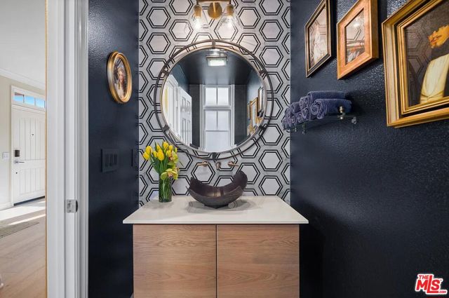 2584 Bungalow Place, Corona del Mar CA: https://media.crmls.org/mediaz/08e2532b-fc69-4b25-b6f3-bbcde8b0dd54.jpg