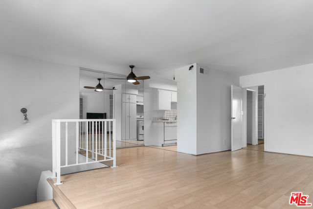4660 Coldwater Canyon Avenue, Studio City CA: https://media.crmls.org/mediaz/08e25911-a338-465a-bc97-81e6f8bf3e5c.jpg