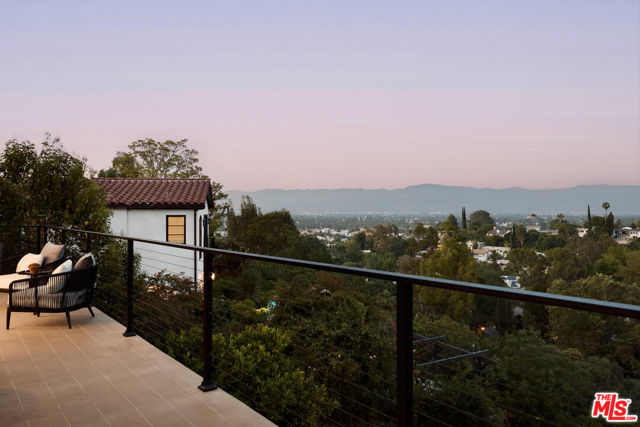 3916 Glenridge Drive, Sherman Oaks CA: https://media.crmls.org/mediaz/08e375ae-e15d-419d-8173-1e6b93262aa8.jpg