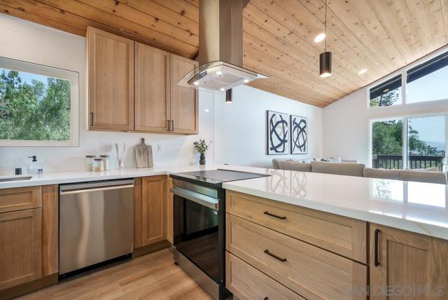 2927 Lawrence Ln, Escondido CA: https://media.crmls.org/mediaz/08e716f9-818b-4274-a79b-aea85505d723.jpg