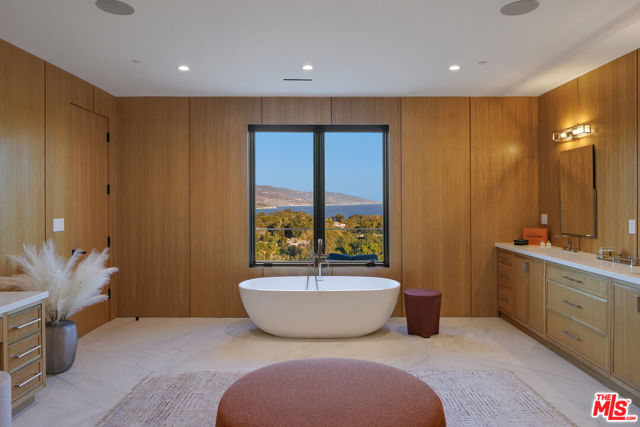 7052 Dume Drive, Malibu CA: https://media.crmls.org/mediaz/08e7a228-8966-47f3-8913-c7cd6c5c0e8e.jpg