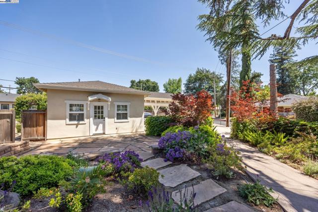 628 Saint Mary St, Pleasanton CA: https://media.crmls.org/mediaz/08e7d390-b53c-4a36-9ee7-44e3957bc0c2.jpg