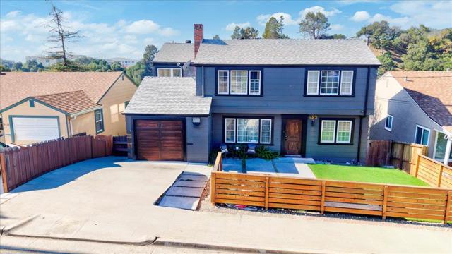 9401 Castlewood Street, Oakland CA: https://media.crmls.org/mediaz/08e9b235-9d2d-45e8-a8c1-6e56fb66a144.jpg