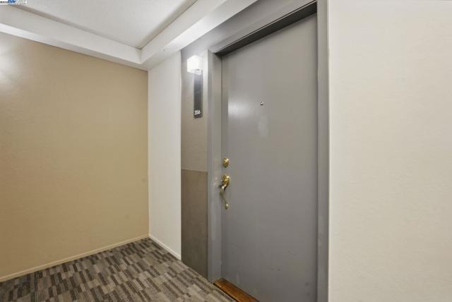 3 Commodore Dr, Emeryville CA: https://media.crmls.org/mediaz/08ea43b5-c6cd-4bca-abbf-36e6ce7eb1c9.jpg