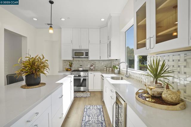 207 Valley View Pl, El Sobrante CA: https://media.crmls.org/mediaz/08eab089-3858-4c24-8bf6-adc756f32558.jpg